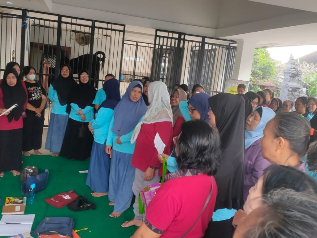 Menjaga Kebersihan Lingkungan, PKK Banjar Bhineka Nusa Kauh Gelar Gotong Royong dan Arisan Bersama